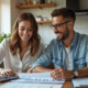 Jeune couple analysant des documents financiers à la maison